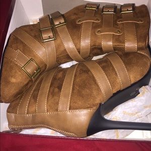 🦋Gorgeous Tan boots with a fancy belt design🦋